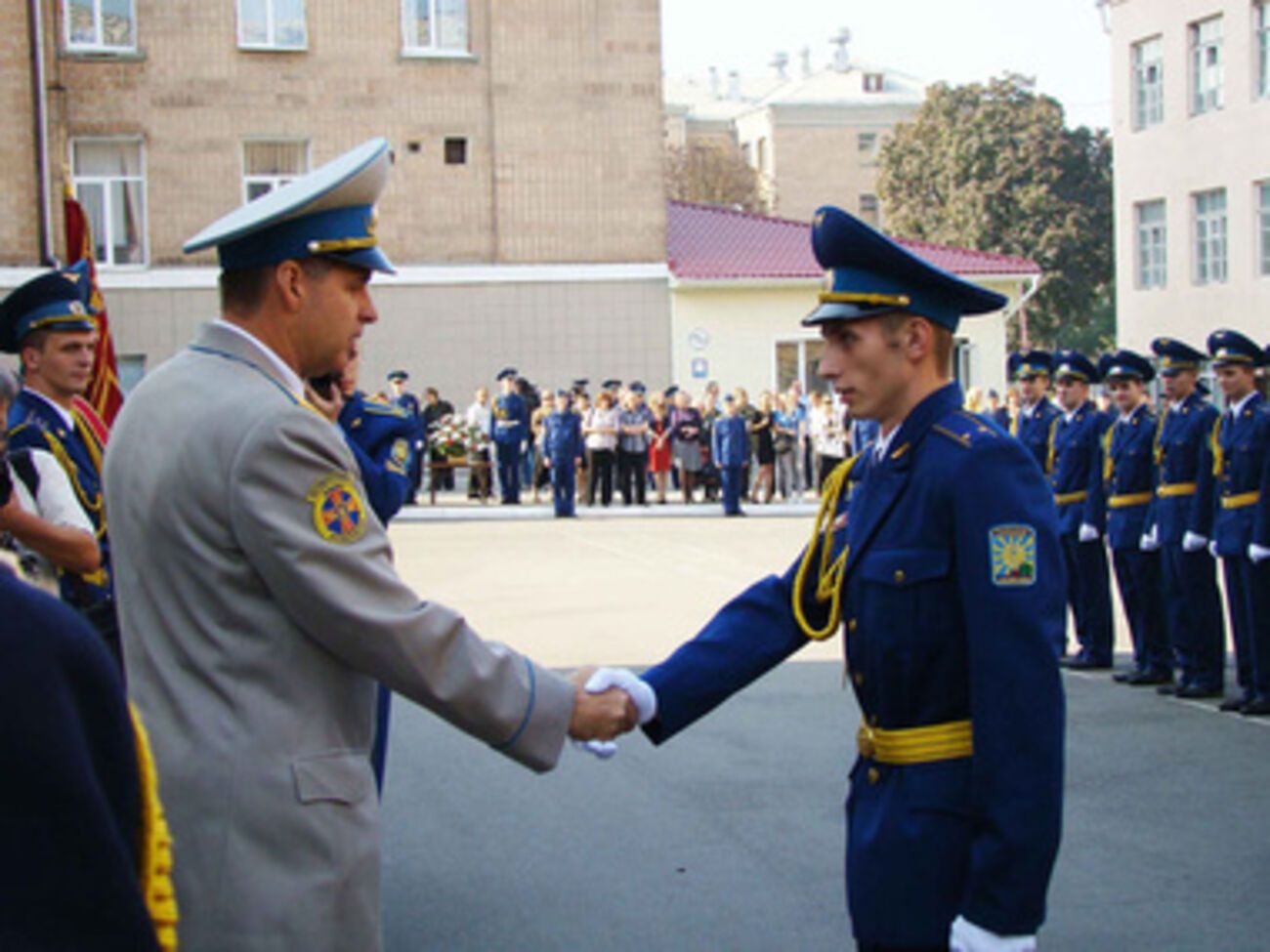 Возле военного университета задержали мужчину по подозрению в шпионаже