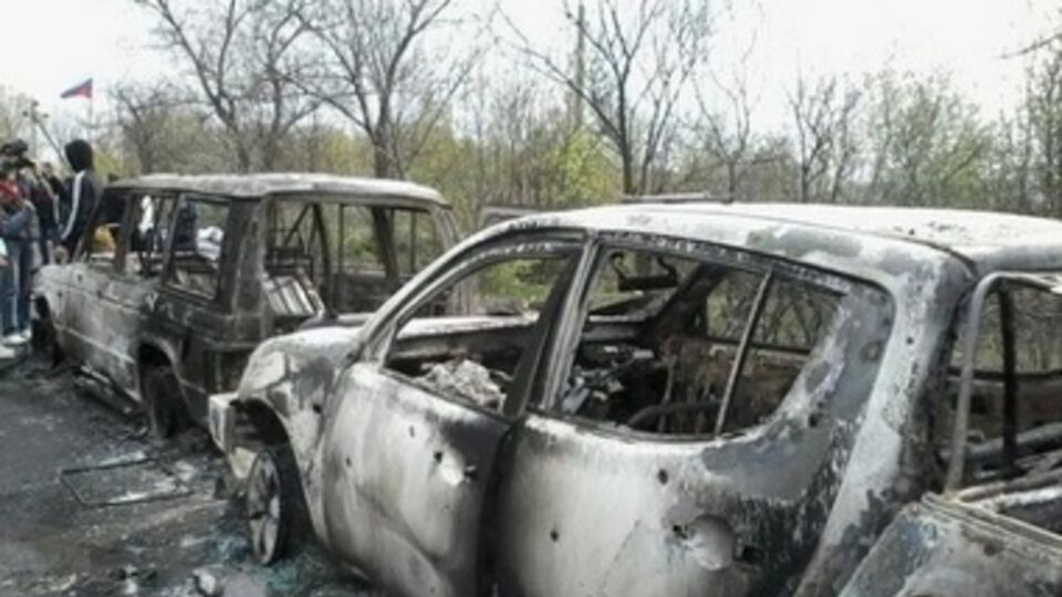 Lifenews также сообщал о найденных визитках Дмитрия Яроша в сгоревшей дотла машине