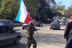 Неизвестные пришли силой устанавливать флаг Крыма на здании Меджлиса