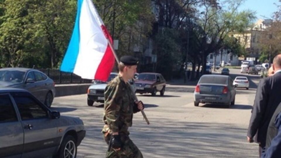 Неизвестные пришли силой устанавливать флаг Крыма на здании Меджлиса