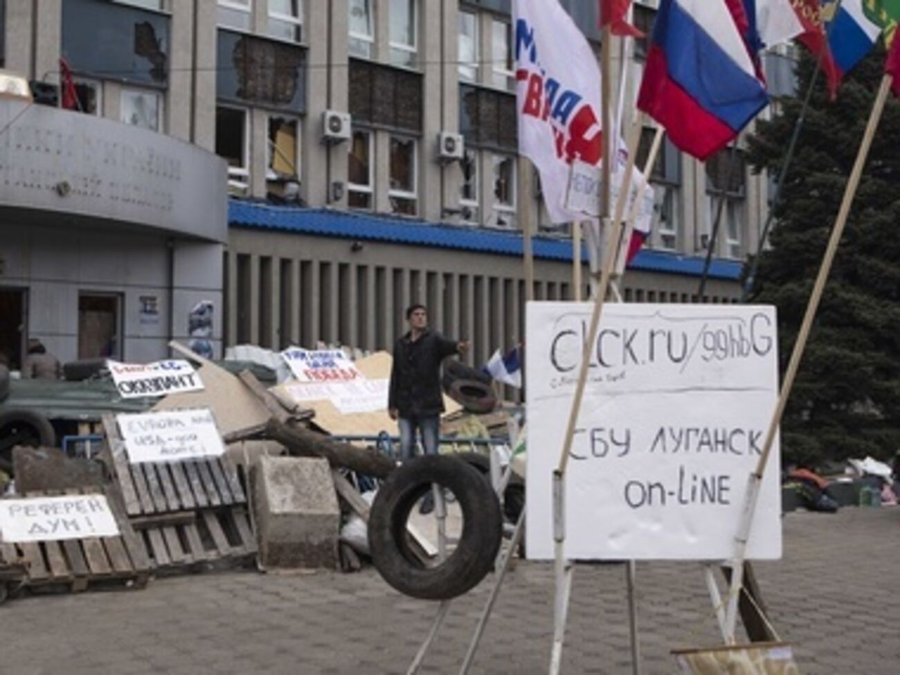Занятое сепаратистами здание СБУ в Луганске