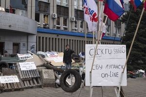 Занятое сепаратистами здание СБУ в Луганске