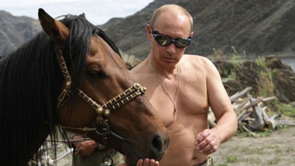 Мачо-лидер с голым торсом не может позволить себе проиграть в Украине, пишет Financial Times