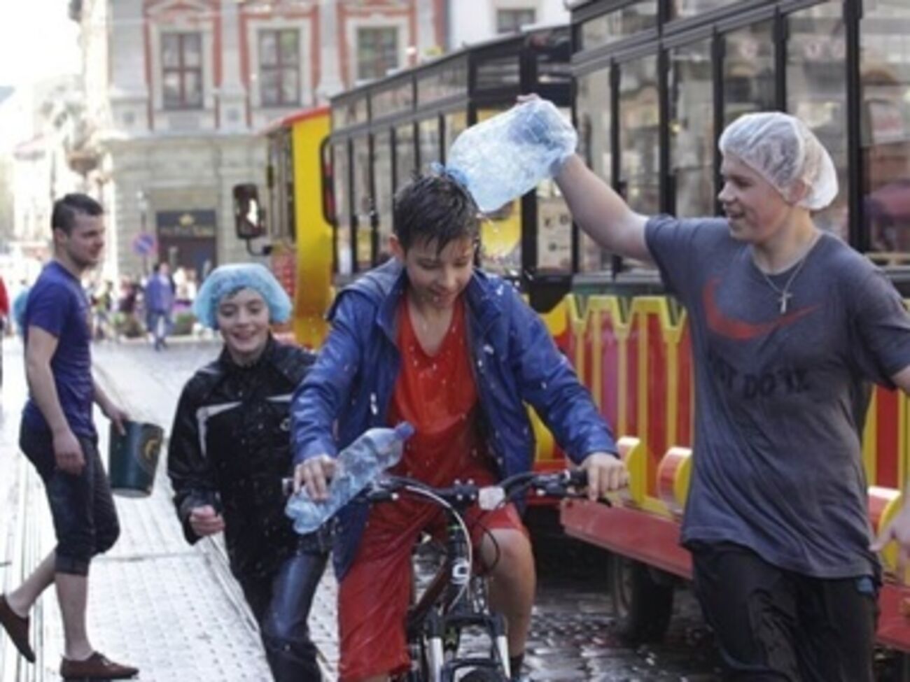 Поливальный понедельник во Львове. Фоторепортаж