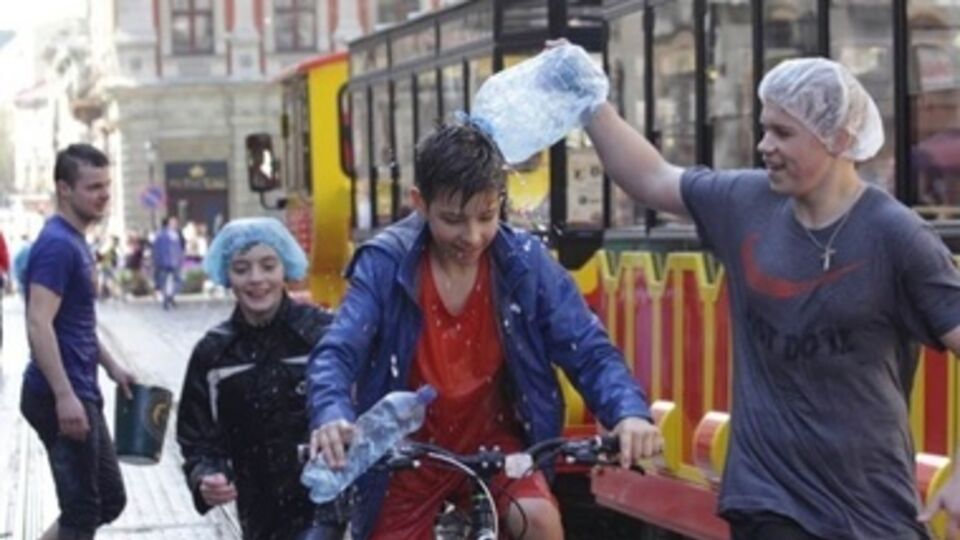 Поливальный понедельник во Львове. Фоторепортаж