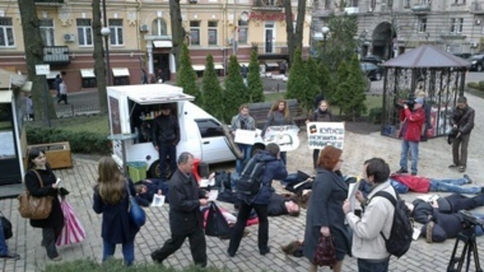 Флешбом против покупки российских товаров в центре Киева