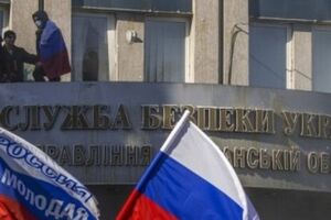 Захваченное здание СБУ в Луганске