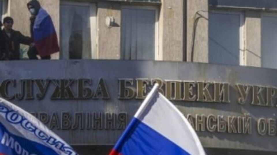 Захваченное здание СБУ в Луганске