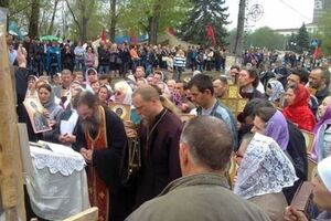 Луганчане голосовали поднятием рук