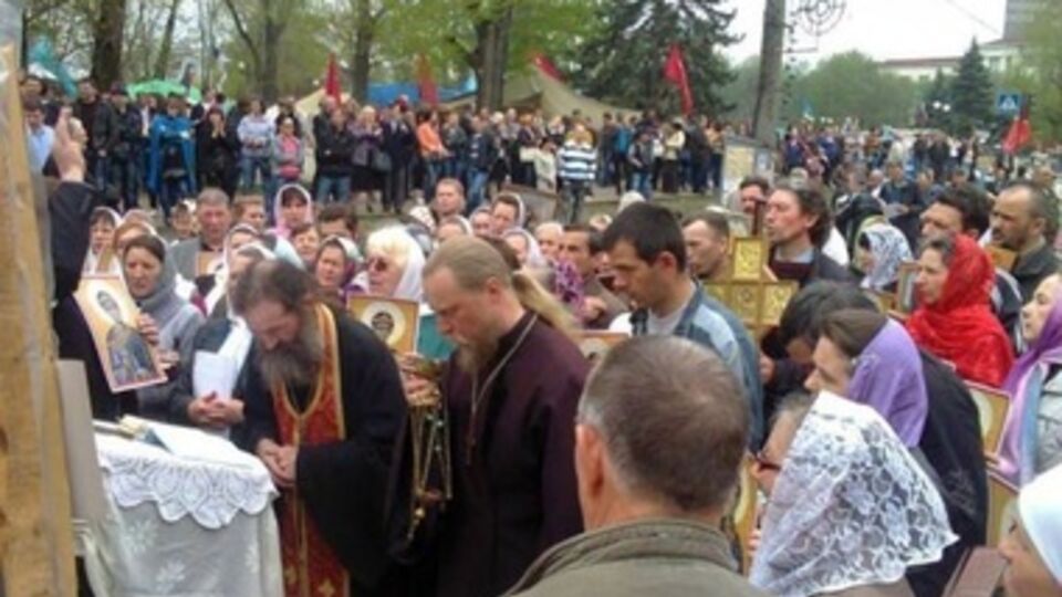 Луганчане голосовали поднятием рук