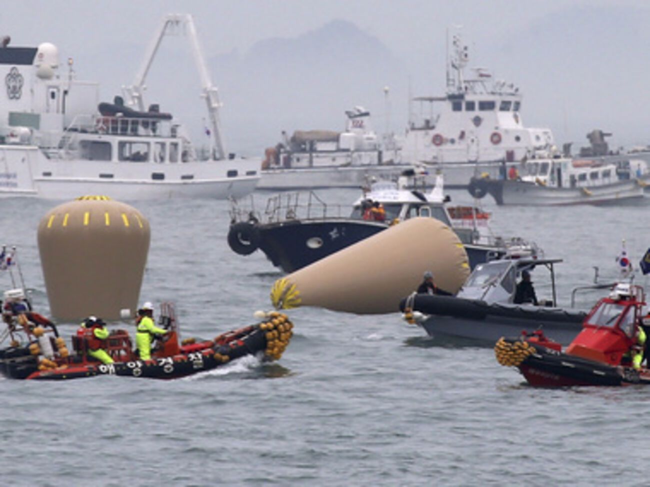 Жертвами аварии парома в Южной Корее стали уже более 100 человек