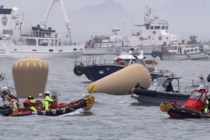 Жертвами аварии парома в Южной Корее стали уже более 100 человек