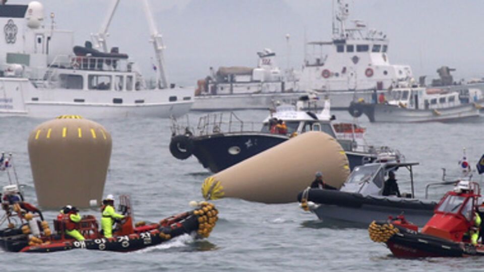 Жертвами аварии парома в Южной Корее стали уже более 100 человек