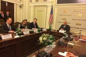 Байден встретился с Турчиновым, Яценюком и депутатами