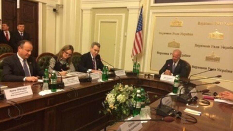 Байден встретился с Турчиновым, Яценюком и депутатами