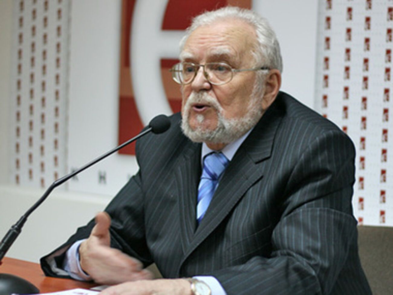 Путин --- это человек железной диктатуры, это ГКЧП, считает Попович