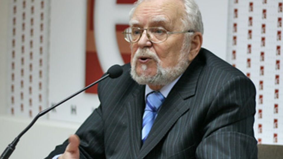 Путин --- это человек железной диктатуры, это ГКЧП, считает Попович