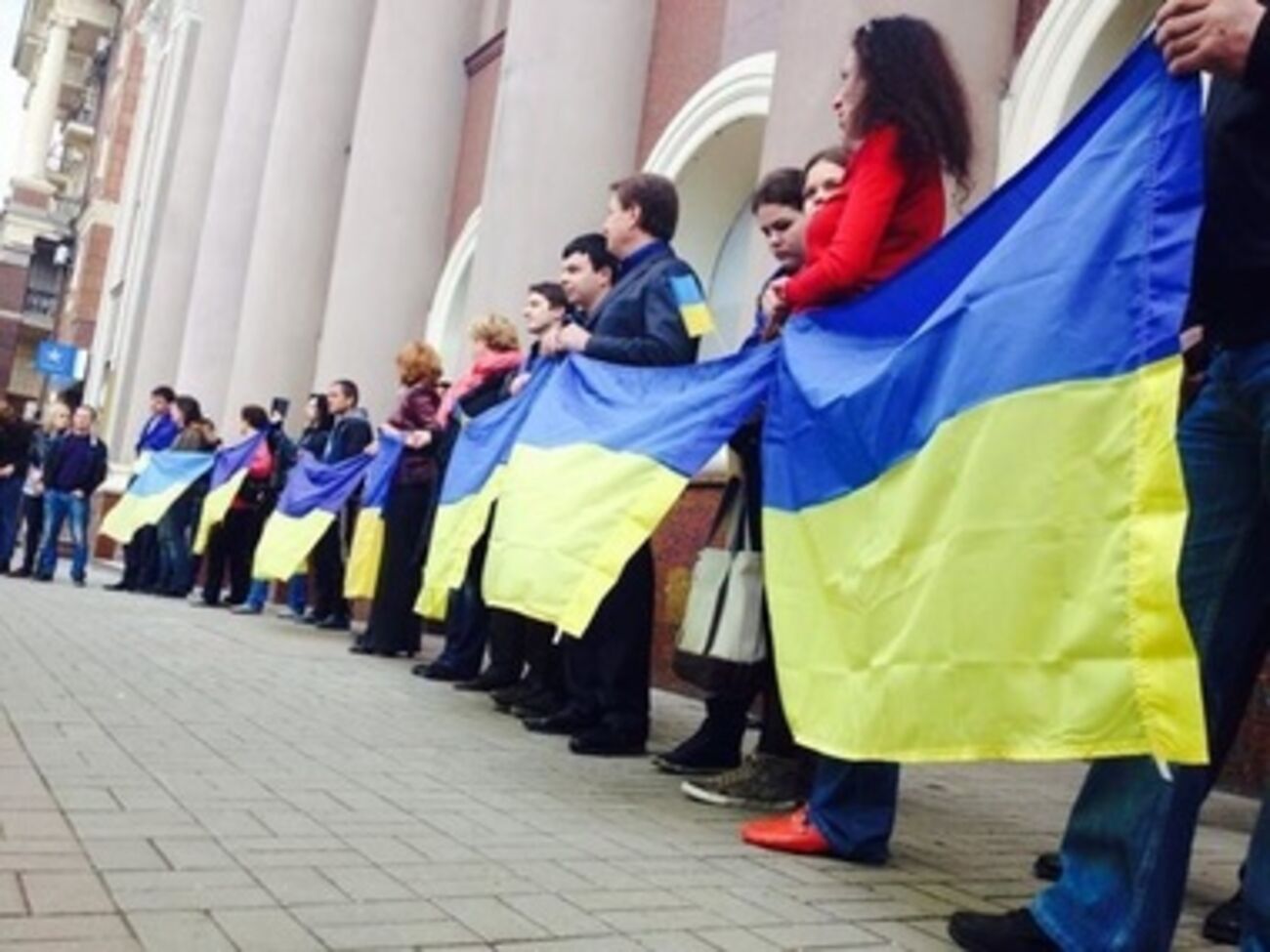Жители Донецка стали в защиту государственного символа