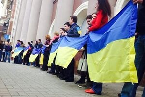 Жители Донецка стали в защиту государственного символа