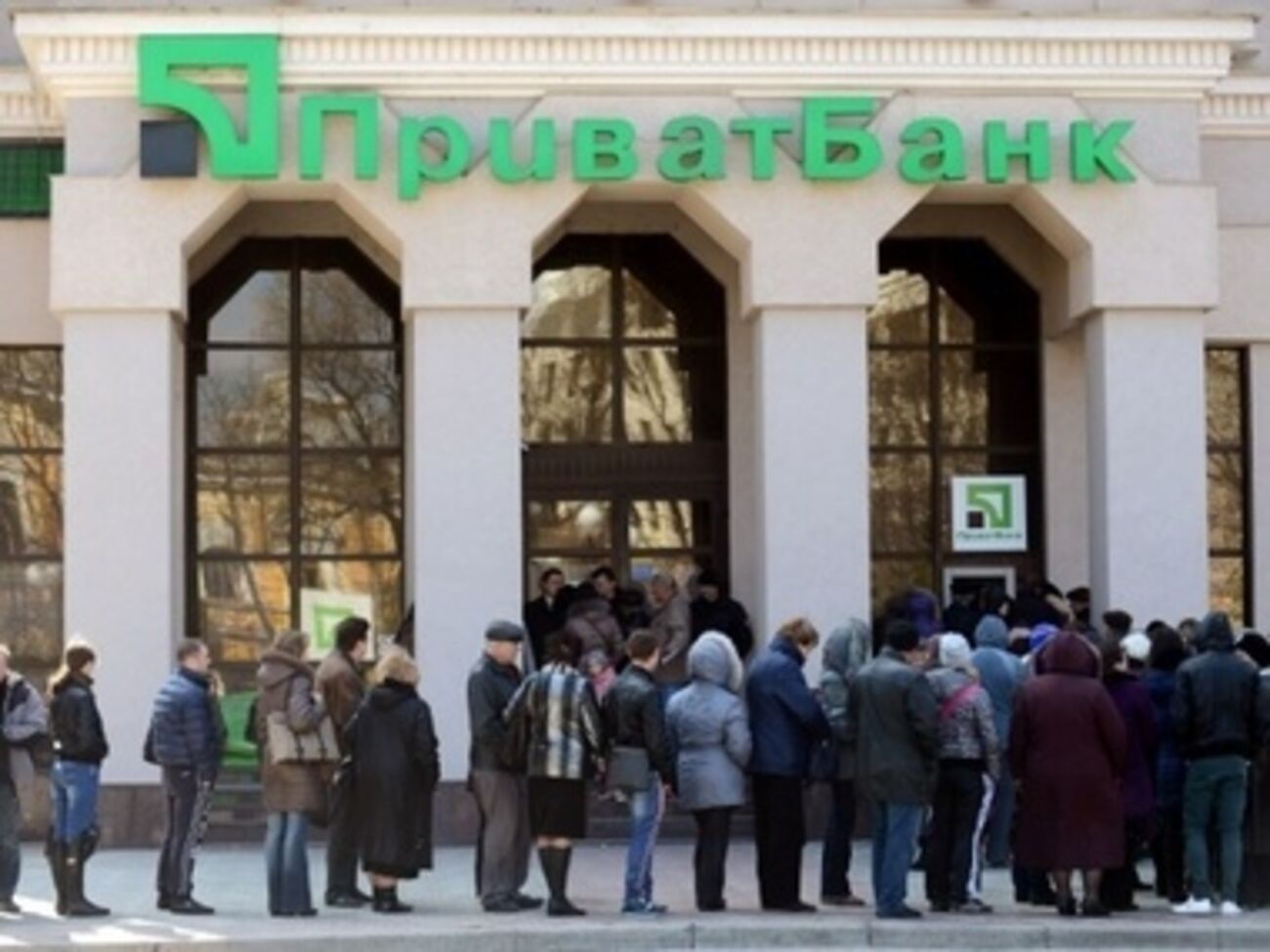 "ПриватБанк" прекратил деятельность на полуострове 17 марта