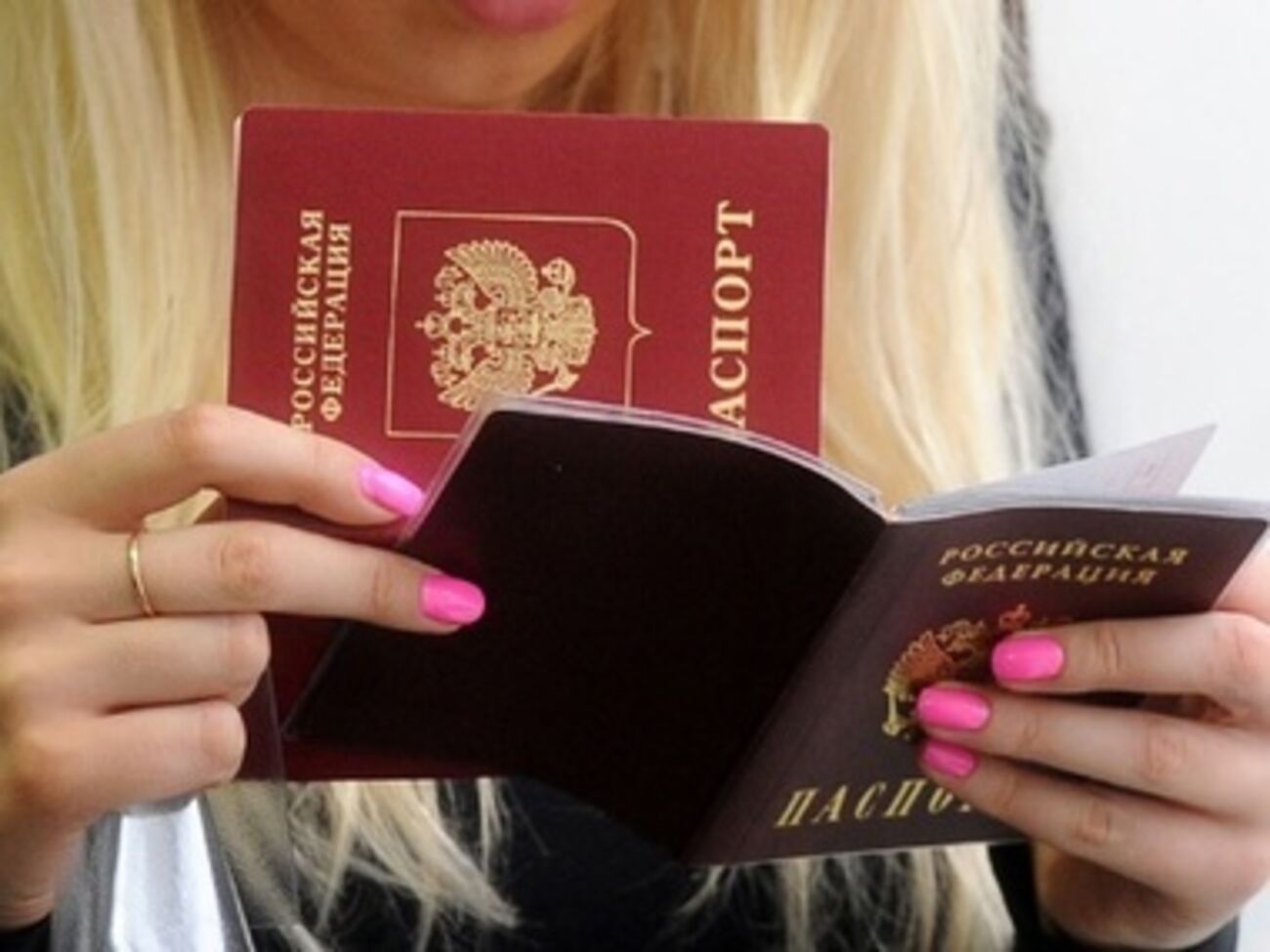 Отказаться от российских паспортов успели около 3.5 тысяч крымчан