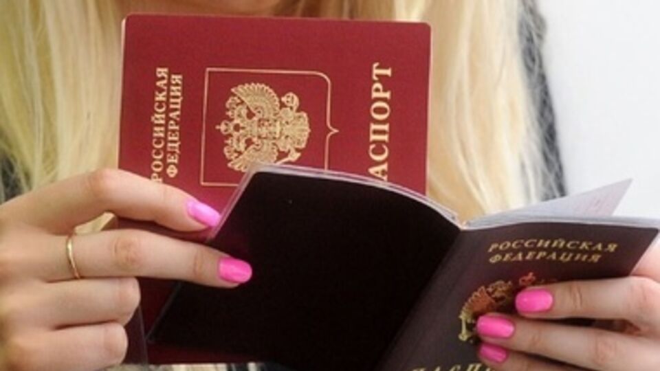 Отказаться от российских паспортов успели около 3.5 тысяч крымчан
