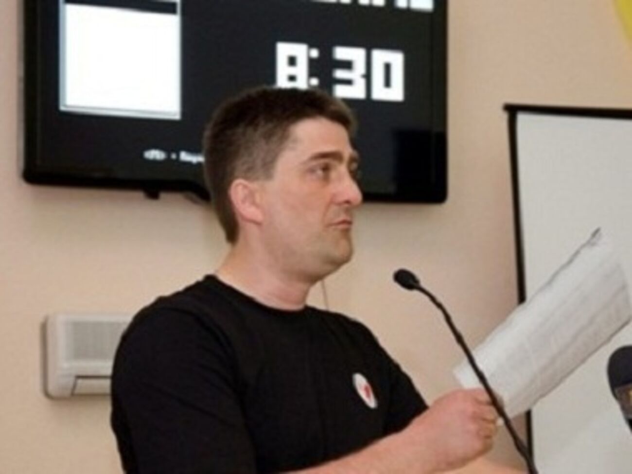 Депутат Владимир Рыбак известен тем, что сорвал флаг "Донецкой республики" со здания Горловского горсовета