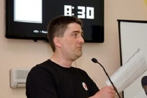 Депутат Владимир Рыбак известен тем, что сорвал флаг "Донецкой республики" со здания Горловского горсовета