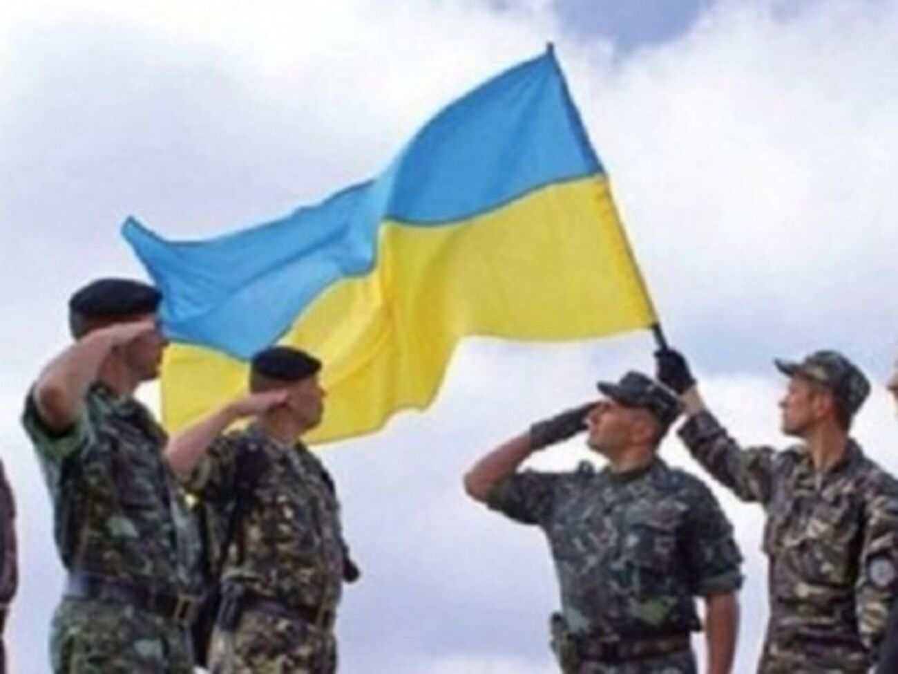 По словам военных, раз в неделю из Запорожья приезжает машина с продуктами, но жители сел и сами рады помочь