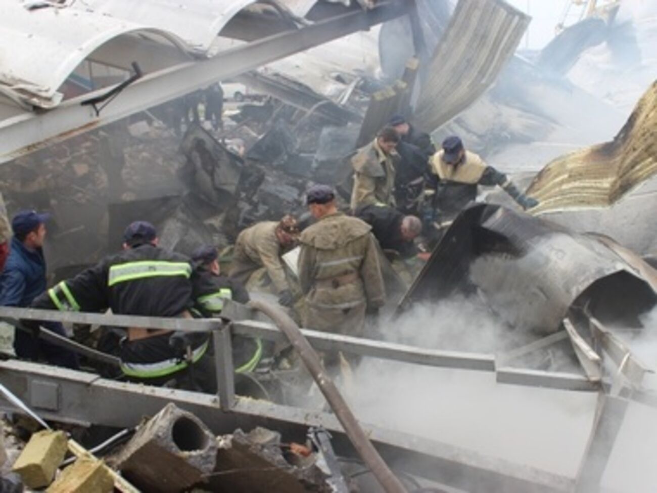 Спасатели разбирают завалы на АЗС под Киевом