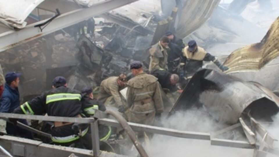 Спасатели разбирают завалы на АЗС под Киевом