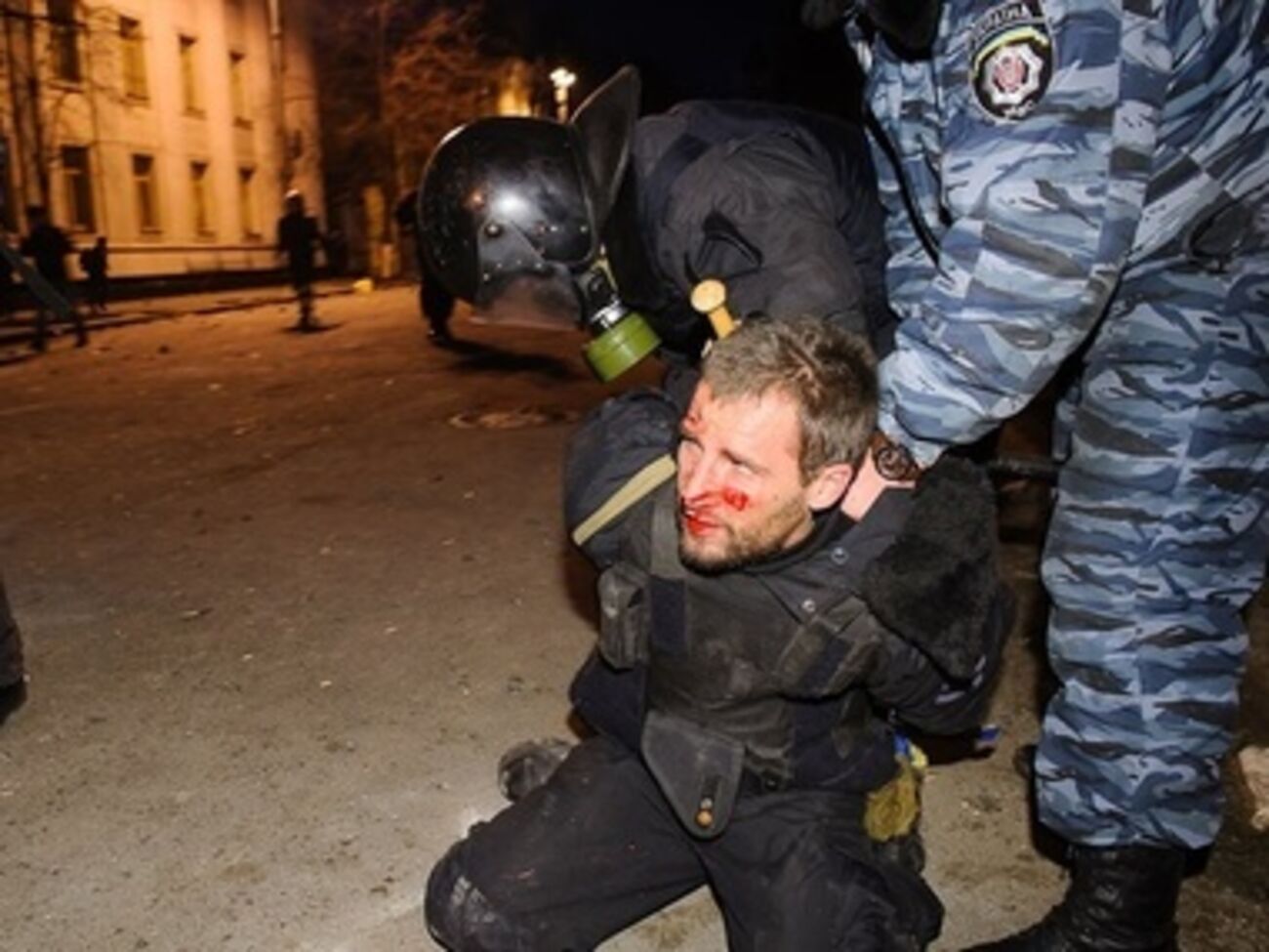 Сотрудников милиции обвиняют в уголовных правонарушениях, предусмотренных статями о превышении власти или служебных полномочий, препятствовании законной профессиональной деятельности журналистов, а также умышленном телесном повреждении