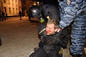 Сотрудников милиции обвиняют в уголовных правонарушениях, предусмотренных статями о превышении власти или служебных полномочий, препятствовании законной профессиональной деятельности журналистов, а также умышленном телесном повреждении