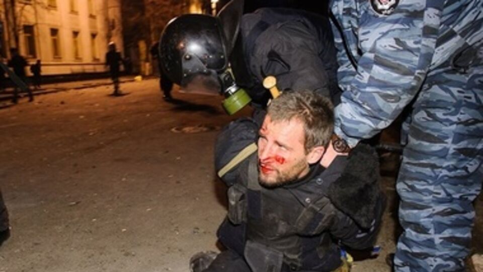 Сотрудников милиции обвиняют в уголовных правонарушениях, предусмотренных статями о превышении власти или служебных полномочий, препятствовании законной профессиональной деятельности журналистов, а также умышленном телесном повреждении