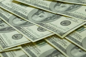 Доллар удерживается ниже отметки в 12 гривен