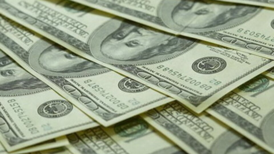 Доллар удерживается ниже отметки в 12 гривен