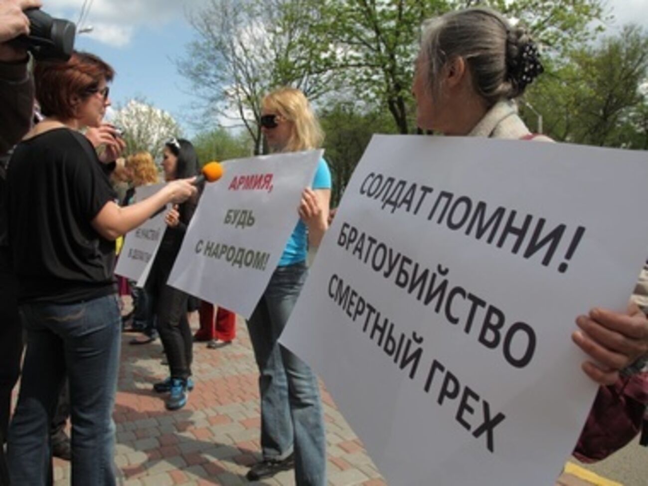 В Харькове пикетировали Академию внутренних войск. Фоторепортаж