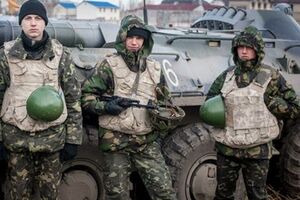 Военные организуют эвакуацию граждан на военной технике за пределы зоны, захваченной активистами