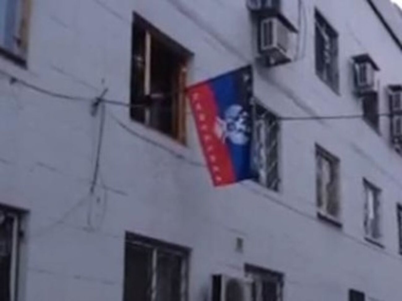 Пророссийские активисты 16 апреля повесили флаг "Донецкой народной республики" над зданием городского совета Красноармейска
