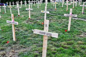 По словам организатора акции, кресты символизируют память о погибших активистах Евромайдана