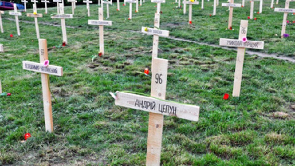 По словам организатора акции, кресты символизируют память о погибших активистах Евромайдана