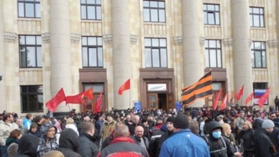В Харькове активисты за и против федерализации собрались на одной площади