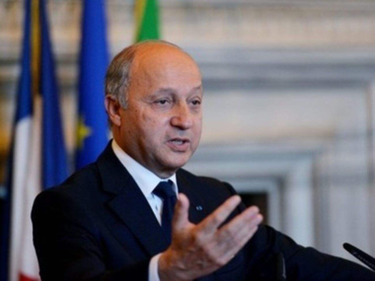 Лоран Фабиус считает, что Россия заслуживает новых санкций