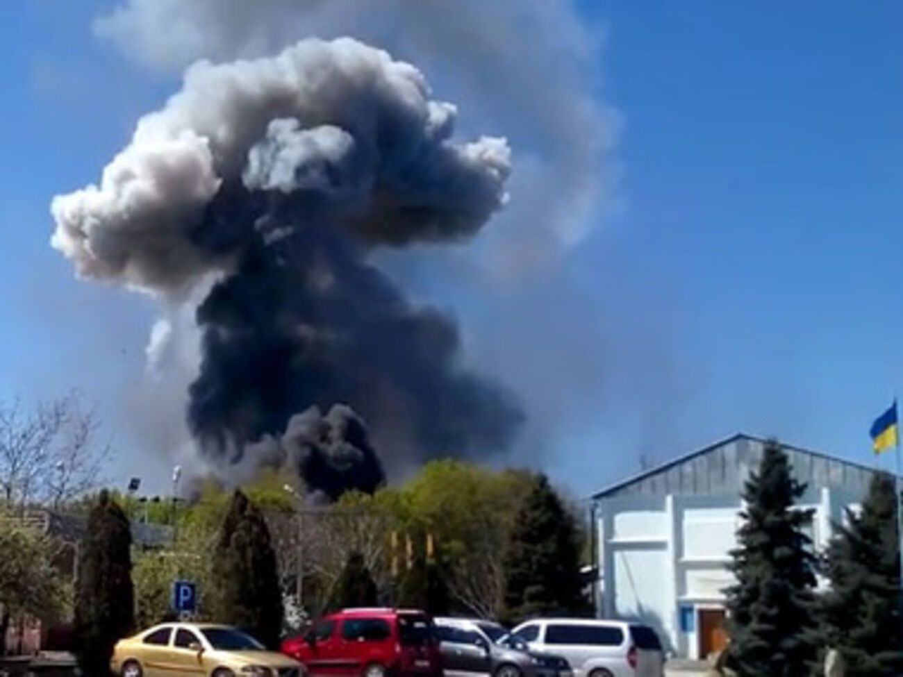 Дым над аэродромом после взрыва