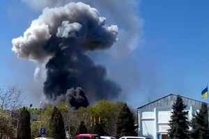 Дым над аэродромом после взрыва