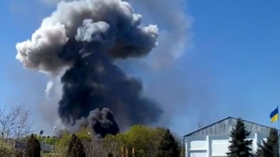 Дым над аэродромом после взрыва