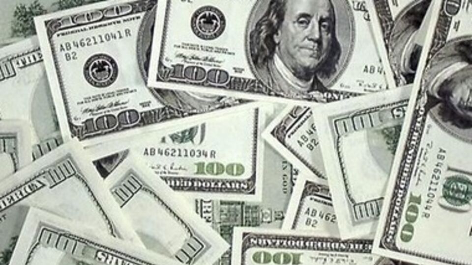 Более недели курс гривны к доллару колеблется в узком диапазоне