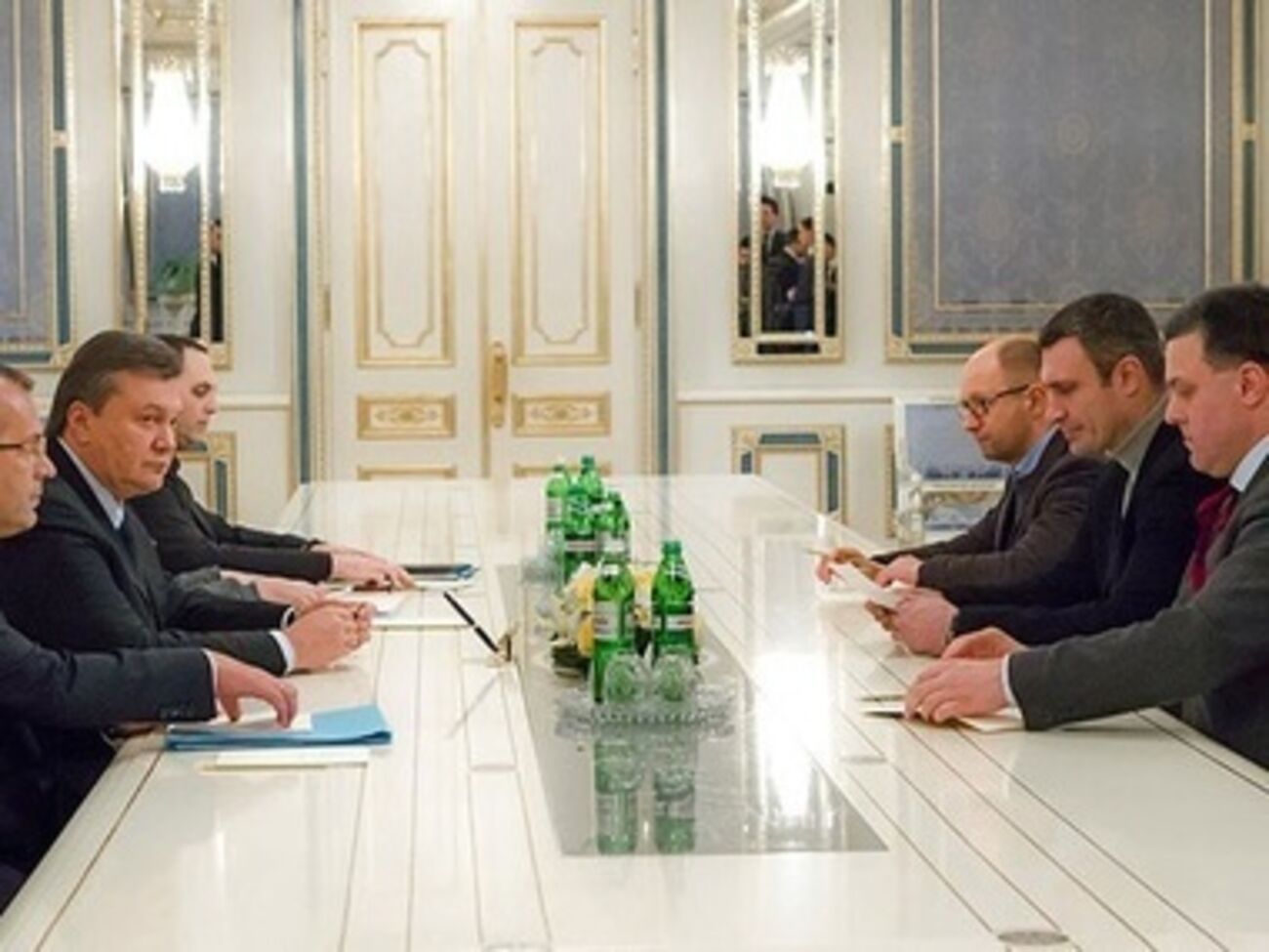 21 февраля в Киеве между президентом Виктором Януковичем и представителями оппозиции было подписано соглашение. На следующий день Янукович сбежал из страны.