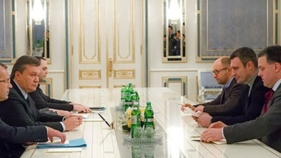 21 февраля в Киеве между президентом Виктором Януковичем и представителями оппозиции было подписано соглашение. На следующий день Янукович сбежал из страны.