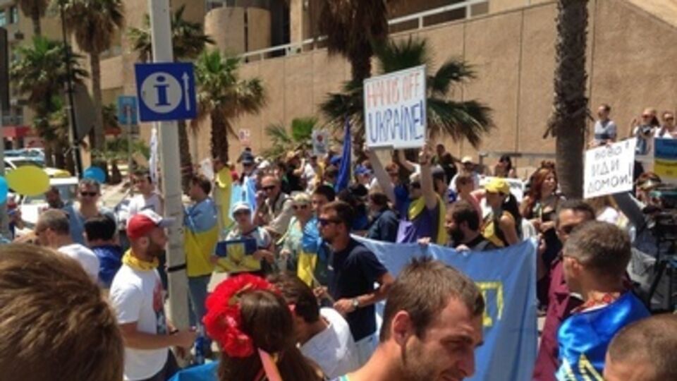 Возле российского посольства в Тель-Авиве прошел митинг против вторжения в Украину. Фоторепортаж